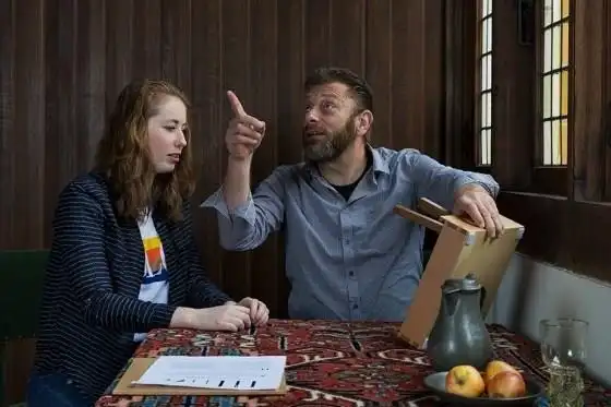 Man en vrouw ontdekken Museumhuis Bonck